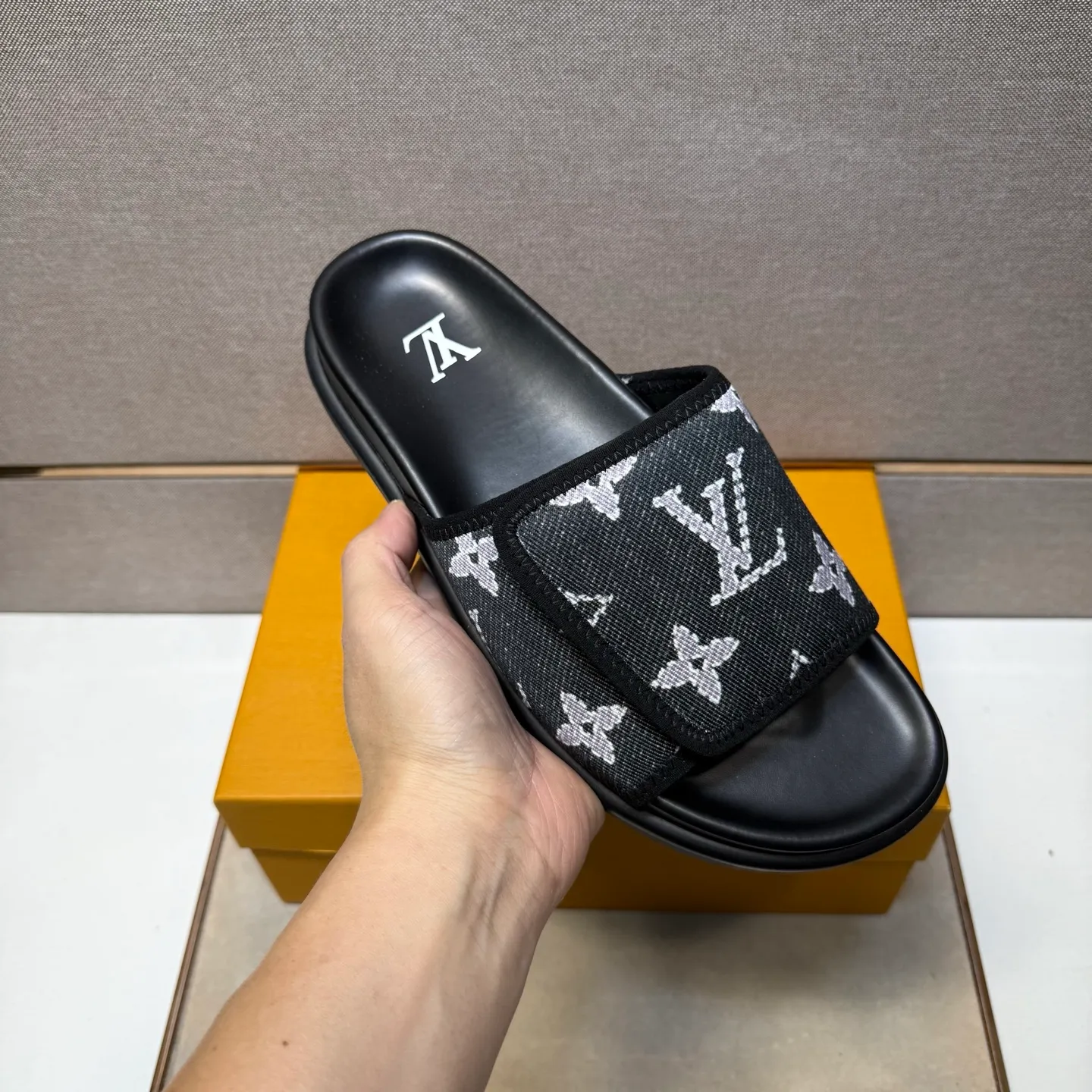 ⬛️Men's shoes 💰p320 [LV～] Men's casual slippers 2025z cabinet sales simultaneously 🔶Size: 38-44 #️⃣ 🔷2 colors🔜The upper is made of multi-material splicing➕Genuine leather lining, comfortable and breathable, sole: original comfortable and wear-resistant outsole, ⚠️Real shot📱Photographed🎬The real thing is better📢📢📢
